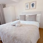 Comfy Unit Near Garden City Westfield Street Parking