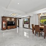 Luxury Living 2B2B In Southern Brisbane Parking