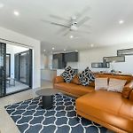 3Br Top Floor Apartment With Parking, Ev Friendly & Views Brisbane South