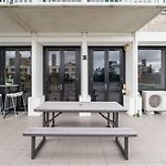 Central Brisbane 2Br Apt - Pool, Gym & Big Balcony M25