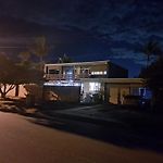 Brisbane 1960S Pool House - Hosted Bed And Breakfast