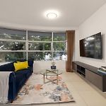 Newly Renovated 3Br Apartment 2 Parking Spaces Pool Gym City Views Walk To Shops