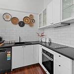 High Ceiling 1 Bedroom Apt In The Central
