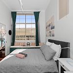High Ceiling 1 Bedroom Apt In The Central