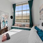 High Ceiling 1 Bedroom Apt In The Central