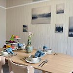 Stylish & Bright 3-Bdrs Family In Holland Park West