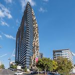 1-Bedroom Apartment With Pool, Sauna, And Parking In South Brisbane