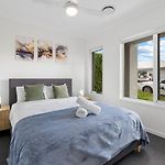 Brand New Modern 5Br House Ducted Ac Near Mall