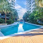 Pool View Urban Oasis 2Bed Apartment