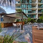 Pool View Urban Oasis 2Bed Apartment