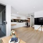 Chic City Escape 2Br Apt Near Convention Centre