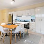Modern Top Floor 2Br With Private Deck