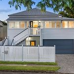 Luxury Queenslander Awaits! Sleeps 8, 3 Car Parks