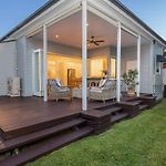 Luxury Queenslander Awaits! Sleeps 8, 3 Car Parks
