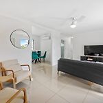 Spacious 2Brm Apt Close To Gabba With Parking & Wifi