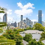 Stylish 3Brm Apt With City Views,Free Parking & Wifi