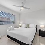 Stylish 2Brm Apt Close To Gabba With Parking & Wifi