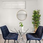 Stylish South Bank Apt With King Bed, Pool And Balcony