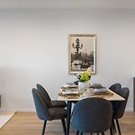 Skyline N Rooftop Pool 2Br Modern Stay Near Cbd