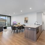 Skyline N Rooftop Pool 2Br Modern Stay Near Cbd