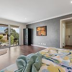 5Br Family Home - Ev Car Point At Home, 2 Master Suites - Near Sunnybank, Qeii, Qsac And Griffith Uni