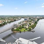 Altitude Suite 2Br - Stunning Views, Pool & Parking