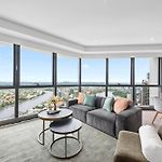 Altitude Suite 2Br - Stunning Views, Pool & Parking