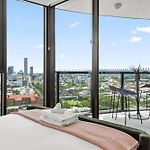Modern 2Br With Stunning Views, Infinity Pool & Gym