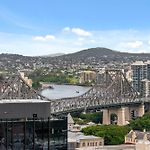 City Views 2Br Apt With Infinity Pool & Huge Gym!