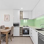 Bright & Spacious Apt With Pool, Parking =& Wi-Fi