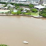 Chic 1 Bed And Sofa Bed Apt With Views And Pool At Qwr