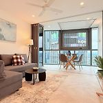 Chic 1 Bed And Sofa Bed Apt With Views And Pool At Qwr