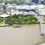 Chic 1 Bed And Sofa Bed Apt With Views And Pool At Qwr