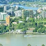 1 Bed And Sofa Bed Riverfront Retreat With Pool At Qwr