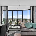 Mountain View Apt With Infinity Pool, Gym And Car Park