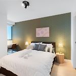 Modern And Stylish Apt With Large Balcony And Parking!