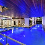 Stunning 1B In South Bank With River & Mountain View
