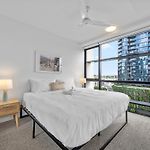 Spacious 2Br Apt On Fish Lane With Pool And Parking!