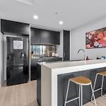 Spacious 2Br Apt On Fish Lane With Pool And Parking!