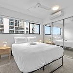 Spacious 2Br Apt On Fish Lane With Pool And Parking!