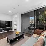 City View Apt With Balcony, King Bed And Rooftop