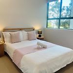 Modern Comfort Near Westfield