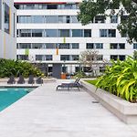 Chic 1 Bed Inner-City Retreat With Pool And Views