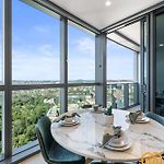 Elevated Luxury At Qwr City & River Views