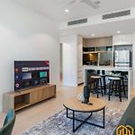 Elevated Luxury At Qwr City & River Views