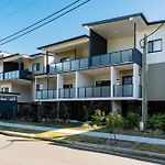 Premium 3Br Top Floor Apartment With Parking, Ev Friendly & Views
