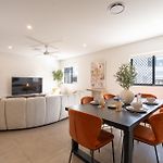 Premium 3Br Top Floor Apartment With Parking, Ev Friendly & Views