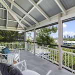 Pet Friendly Family Home In Brisbane - Relocations And Family Stays - Fast Internet - Parking - Netflix