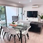 Spacious & Modern Apt Close To City & Airport