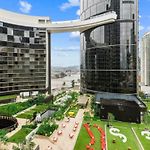 Luxury Apartment At Queens Wharf Tower